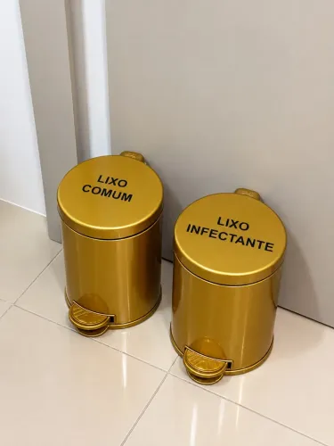 Kit lixeiras + Porta papel e dispenser