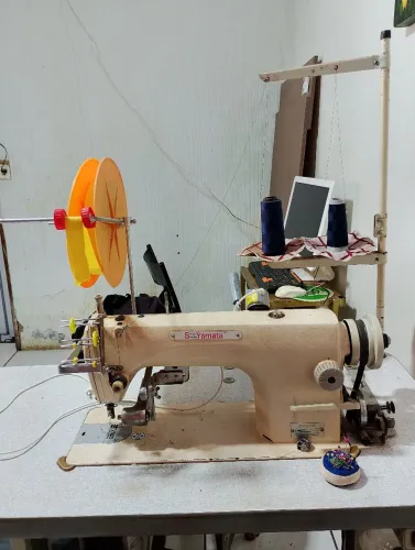 Máquina reta industrial com adaptador para Viés