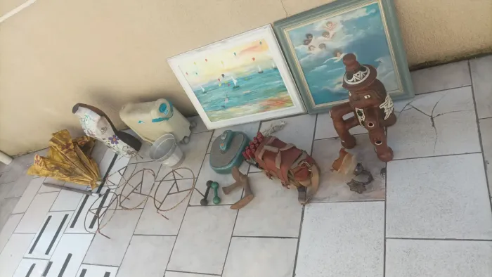 Lote 18 itens bigorna sapateiro balança escultura quadros guarda sol