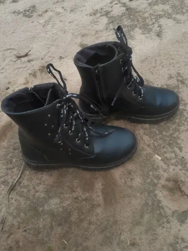 Vende-se uma bota .numero do calçado 34 e 35