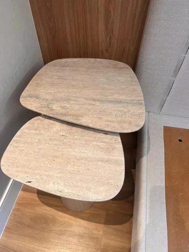 Mesa de cabeceira em mármore travertino 