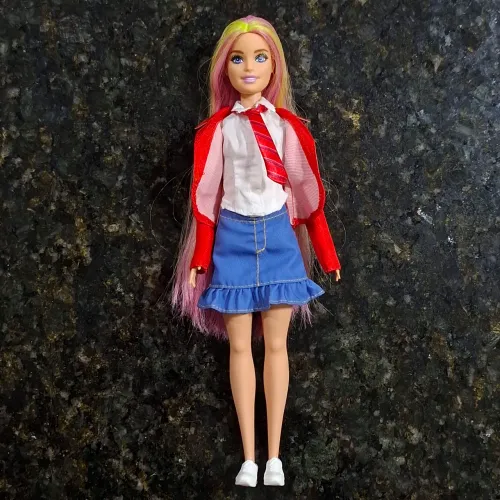 Boneca Barbie cabelo longo rosa e roupa RBD