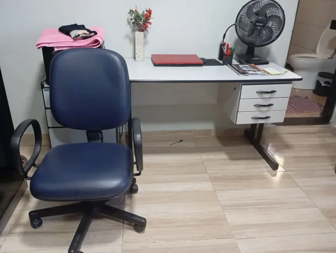 Mesa de escritorio com 3 gavetas e cadeira giratória