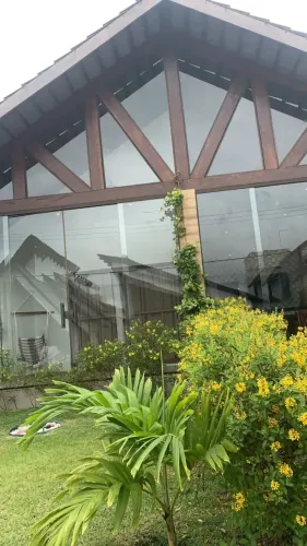 Vendo no Yes Banana Casa com 198 M2, 03 suites, Porteira fechada.