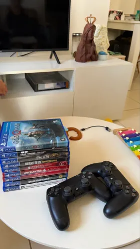 PS4 SLIM 1 TB + 2 CONTROLES + 9 JOGOS