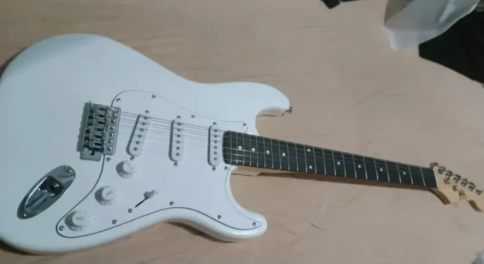 Guitarra Elétrica Konig St Stratocaster + mini amplificador