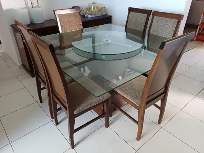 Mesa de jantar quadrada com 6 cadeiras de madeira