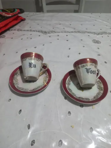 Conjunto de xícaras de porcelana Eu e Você,  anos 60. Lindas!!! Detalhes em dourado. 