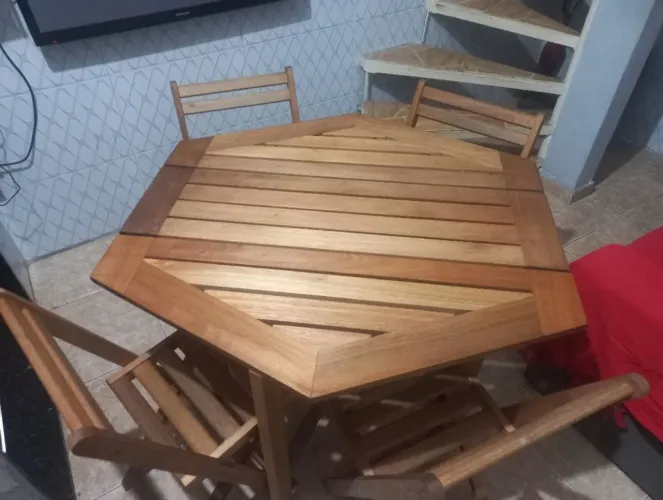 Mesa de madeira dobrável c/ 4 cadeiras 