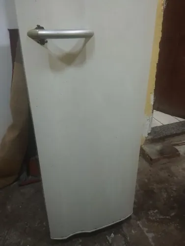 Vendo geladeira Eletrolux 240L