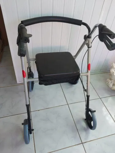 Andador semi-novo 