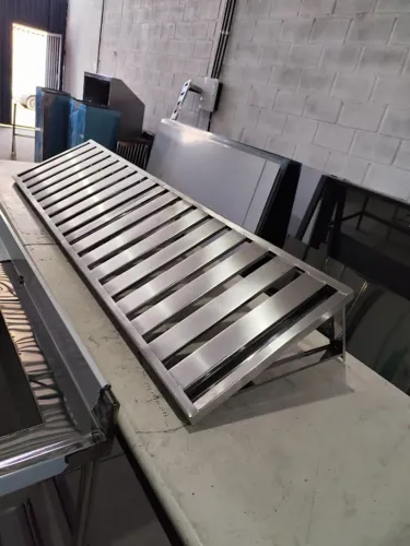 Prateleira Inox Suspensa 1,10x0,40m Mão Francesa (Direto de Fábrica)