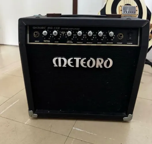 Amplificador Meteoro MG-15R para guitarra