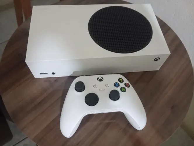 Xbox Series S + Controle original com fio.