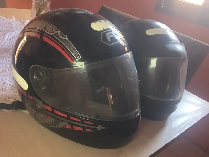 Vendo 2 Capacete de moto por 100 reais
