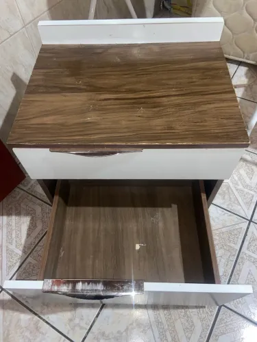 Mesa de cabeceira (criado mudo)