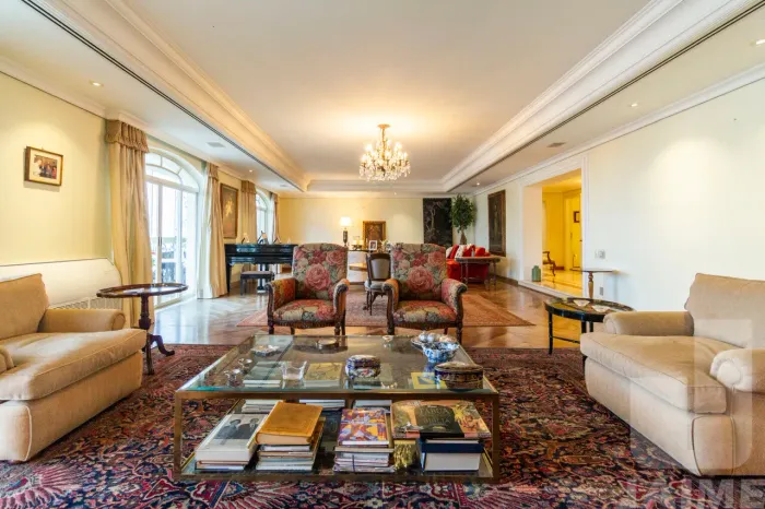 Apartamento alto padrão, 455m², 4 suítes, 5 vagas. Excelente localização.