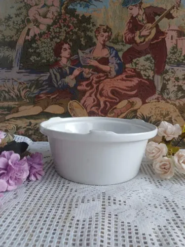 Forma de bolo em porcelana Pozzani antiga 