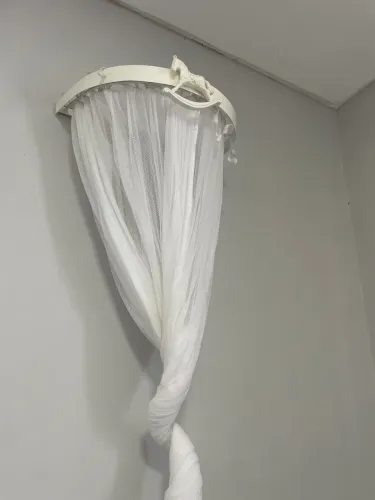 Berço com colchão e mosquiteiro 