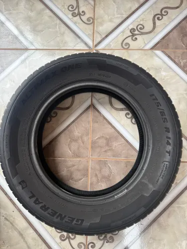Pneu 175/65 R14 riscado