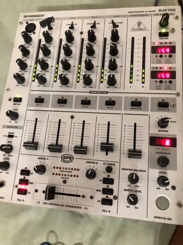 mixer profissional de DJ Behringer DJX700, um equipamento de áudio com 5 canais