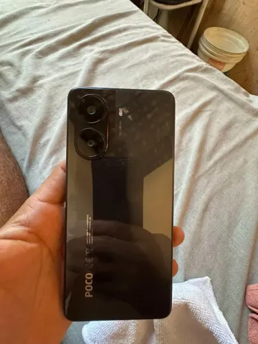 É um pouco X7 pro 256 GB 12 de ram caixa do aparelho carregador original e capinha