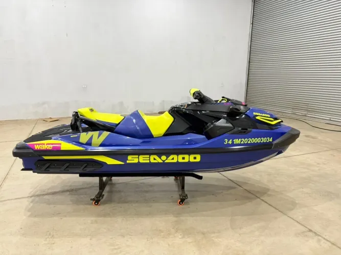 Jet ski Wake Pro 230