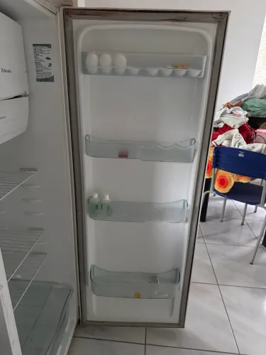 Vendo uma geladeira Electrolux em ótimo estado funcionando tudo