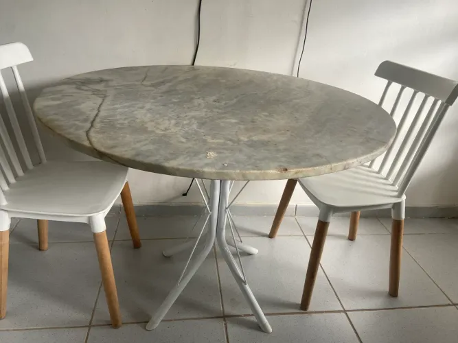Vendo conjunto mesa de mármore branco com base + cadeiras brancas