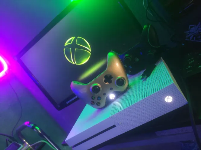 Xbox One S 1TR de memória