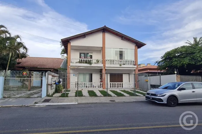 Apartamento semimobiliado a poucos passos da praia em Canasvieiras