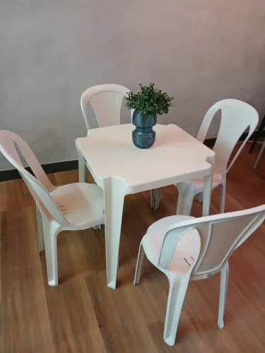 Jogo de Mesa e Cadeiras de Plastico 182 kg