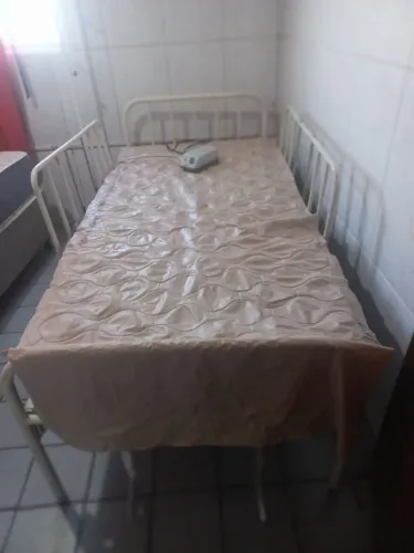 Cama hospitalar 2 colchões Um impermeável e O pinomatico