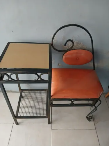 Vendo mesinha de telefone antigo retro toda fero estofamento em ótimo estado