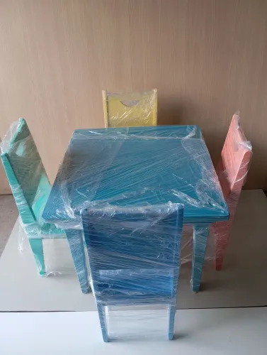 Mesa infantil com 4 cadeiras