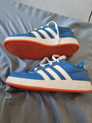 Tênis infantil masculino Adidas.