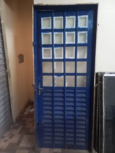 Vendo porta de 0.80 por 2.10 conservada completa com portal a
