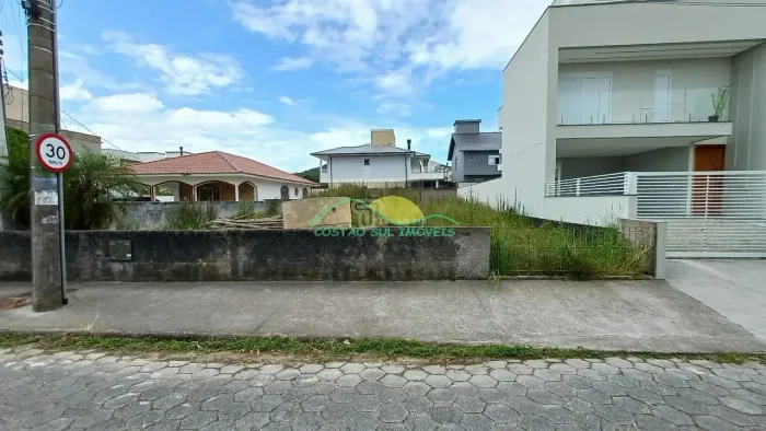 Ótimo terreno plano e murado de 375m² com Escritura Pública à venda no Campeche - Florianó