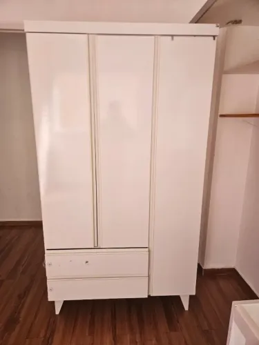 Berço e guarda-roupa 