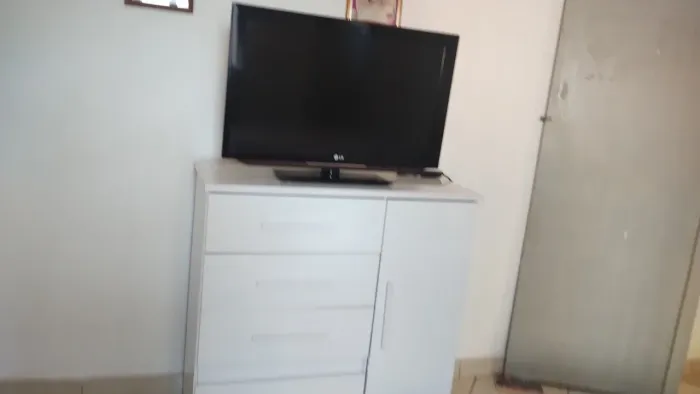 Vende se uma TV LG 32 polegadas não é smart funcionando mais as vezes ela liga e desliga