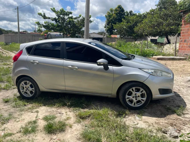Ford Fiesta 1.6 16V Flex Aut. 5P 2015