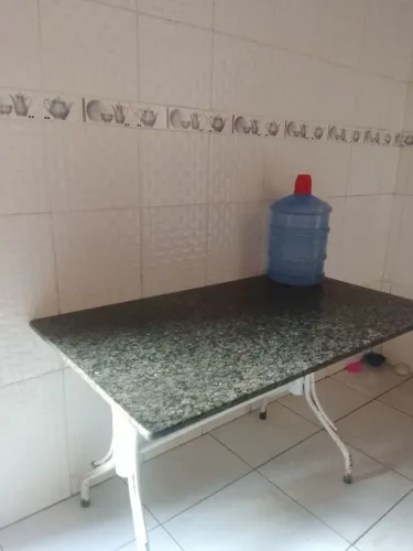 Mesa preta de mármore
