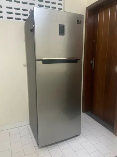 O modelo da imagem é um refrigerador Samsung Duplex com tecnologia Twin Cooling Plus