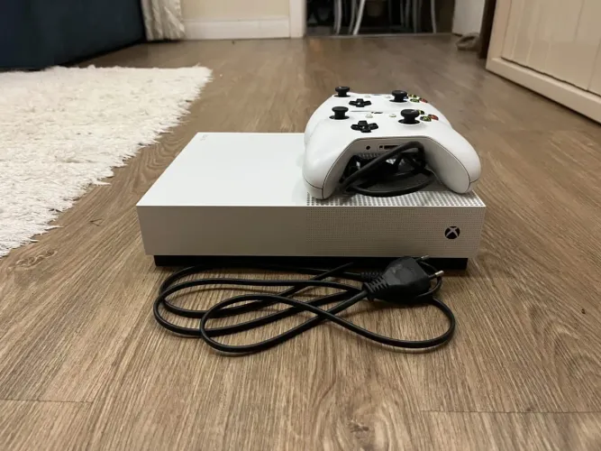 Xbox One S 1TB + 2 Controles