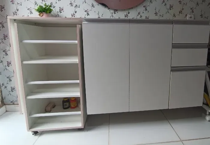 Bancada para salão com carrinho auxiliar.