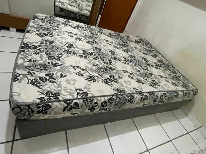 Promoção base de casal + colchão em excelente estado de conservação.