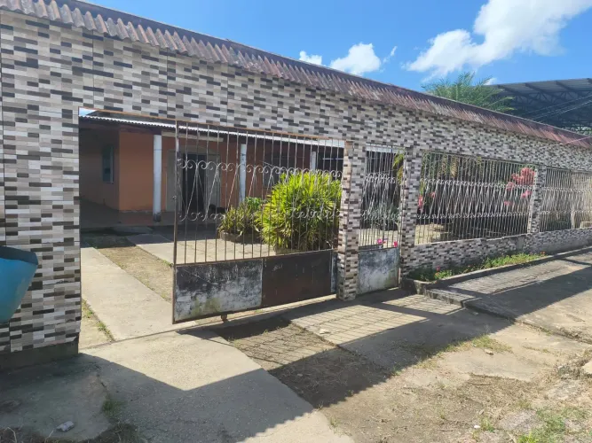 Vende-se essa casa em Rio preto da Eva -AM , bairro Canaã, perto da rincipal