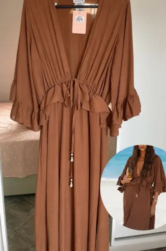 Vestido marrom com decote em v