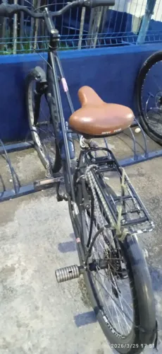 Uma bicicleta Caloi aro 26 21 macha cor fusco Rolamento no central na frente e atrás