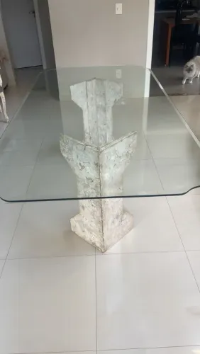 Mesa de vidro e pé de mármore carrara